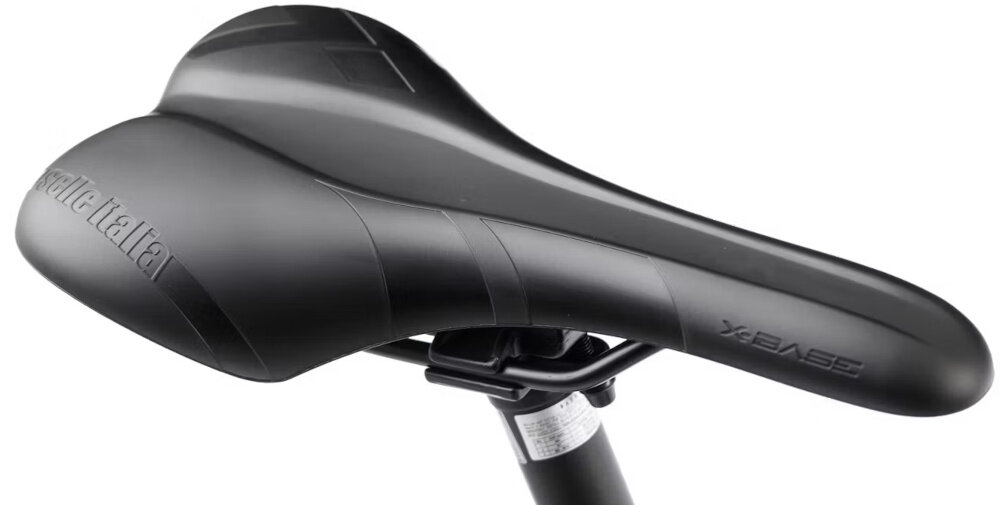 Rower górski MTB ROMET Mustang Evo 2 CS 29150155-B U15 29 cali Grafitowo-granatowy zbliżenie na siodełko widok z lekko pod skosem białe tło siodełko SELLE ROYAL typu X-Base ergonomiczna konstrukcja dopasowuje się do pozycji użytkownika aluminiowa sztyca siodełka ROMET o średnicy 27,2 mm i długości 350 mm stabilne podparcie możliwość precyzyjnego dopasowania wysokości siedziska