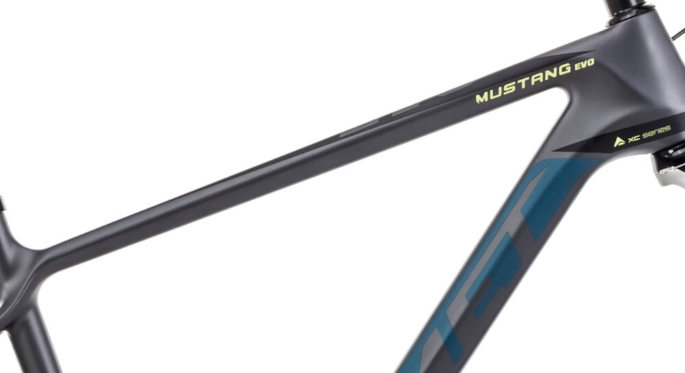 Rower górski MTB ROMET Mustang Evo 2 CS 29150155-B U15 29 cali Grafitowo-granatowy białe tło zbliżenie na ramę widok z boku 15-calowa, karbonowa rama rower niska waga 12,8 kg łatwo przenieść rower odpowiednia sztywność wybór rozmiaru ramy wzrost mierzony w zrelaksowanej pozycji typ roweru dla osób o wzroście od 155 do 165 cm