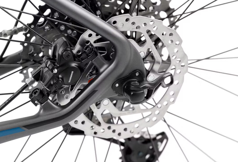 Rower górski MTB ROMET Mustang Evo 2 CS 29150155-B U15 29 cali Grafitowo-granatowy zbliżenie na tarczę hamulcową białe tło podstawa bezpieczeństwa hamulce tarczowe hydrauliczne duża siła hamowania sprawdzają się w każdych warunkach pogodowych i na każdej trasie płyn hamulcowy bardziej precyzyjne określenie mocy hamowania z przodu i z tyłu podwójny pakiet bezpieczeństwa