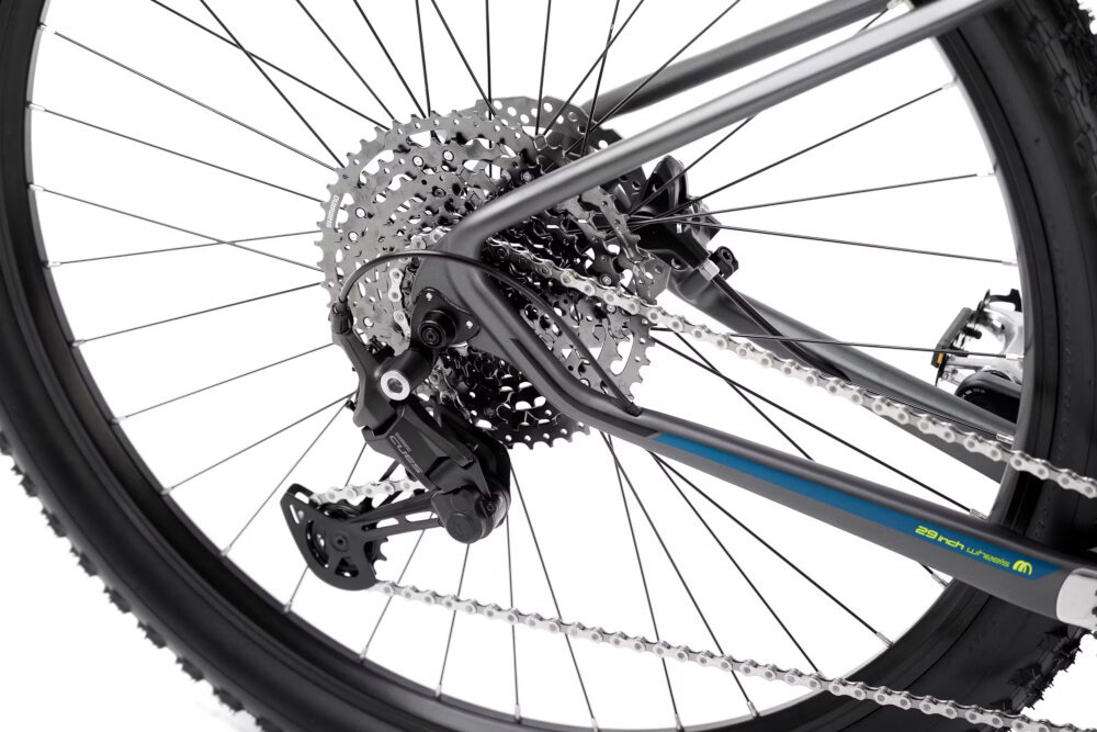 Rower górski MTB ROMET Mustang Evo 2 CS 29150155-B U15 29 cali Grafitowo-granatowy zbliżenie na tylną przerzutkę widok pod skosem białe tło przerzutki marki SHIMANO 20 przełożeń duża wytrzymałość i sprawne działanie zmiana biegów jest płynna i bezproblemowa tylny napęd SHIMANO CUES niewiarygodnie płynna zmiana przełożeń wytrzymałość