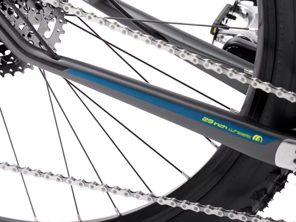 Rower górski MTB ROMET Mustang Evo 2 CS 29150155-B U15 29 cali Grafitowo-granatowy zbliżenie na łańcuch widok pod skosem stalowy łańcuch marki ROMET odpowiednia konstrukcja ogniw wspiera płynną współpracę z kasetą i zębatkami bardziej równomierne przenoszenie mocy mniejsze zużycie pozostałych elementów napędu