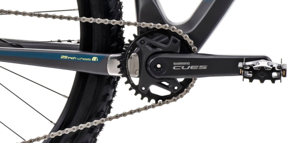 Rower górski MTB ROMET Mustang Evo 2 CS 29150155-B U15 29 cali Grafitowo-granatowy białe tło zbliżenie na korbę i kasetę widok z boku precyzyjny napęd oparty na komponentach SHIMANO 11-biegowa kaseta SHIMANO typu CS-LG400 o szerokim zakresie 11-50T uniwersalność korba SHIMANO CUES typu FC-U6000 30T 170 mm/ 175 mm efektywne przenoszenie mocy płynna i dynamiczna jazda