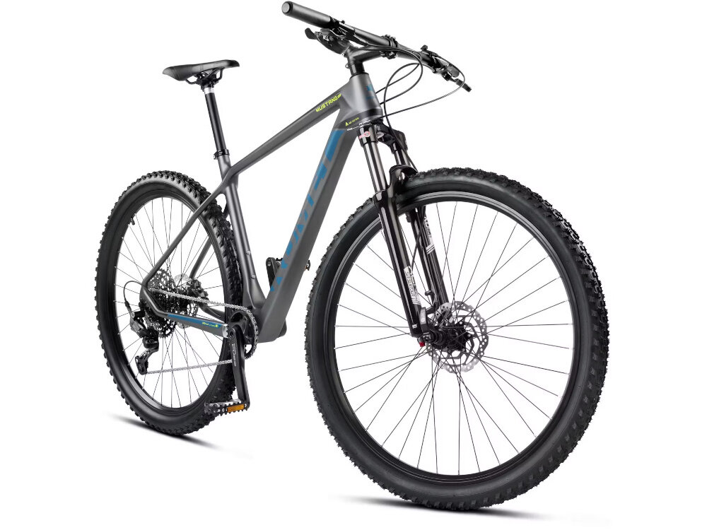 Rower górski MTB ROMET Mustang Evo 2 CS 29190157-B U19 29 cali Grafitowo-granatowy rower na białym tle widoczny od przodu pod skosem rowery MTB „góral” dla sportowców do jazdy wyczynowej dla amatorów zwrotne łatwo wchodzące w zakręty w mieście za miastem w lesie na łatwym i trudnym górskim szlaku w niezbyt grząskim błocie nie za głębokim piachu