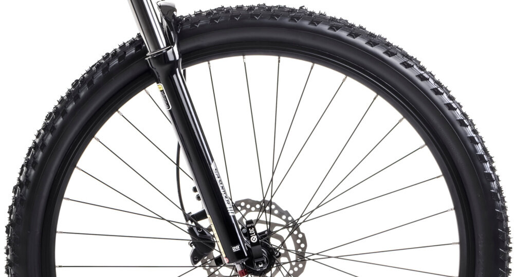 Rower górski MTB ROMET Mustang Evo 2 CS 29190157-B U19 29 cali Grafitowo-granatowy zbliżenie na oponę widok z boku białe tło marki SCHWALBE w rozmiarze 29 cali głęboki bieżnik skutecznie wspiera jazdę ułatwia utrzymanie stabilnego toru jazdy aluminiowe, dwukomorowe obręcze sztywność niska masa piasty SHIMANO HB-MT400 w standardzie 15x100 mm z przodu i 12x142 mm z tyłu sztywność tylnego koła stabilność regularne sprawdzanie ciśnienia powietrza wartość na bocznej części opony