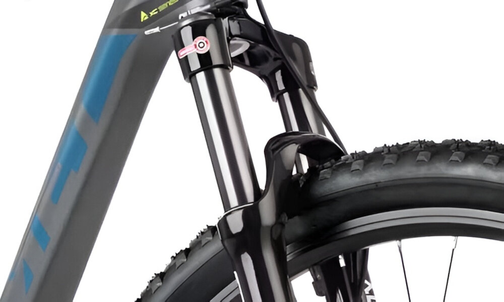 Rower górski MTB ROMET Mustang Evo 2 CS 29190157-B U19 29 cali Grafitowo-granatowy zbliżenie na amortyzator białe tło widok od przodu pod skosem konstrukcja hardtail z przednim amortyzatorem marki SR SUNTOUR typu XCR-32 Air Tapered ze skokiem 100 mm pomaga ograniczyć drgania przenoszone z podłoża ułatwia utrzymanie kontroli nad rowerem sprzyja również bardziej efektywnemu pedałowaniu