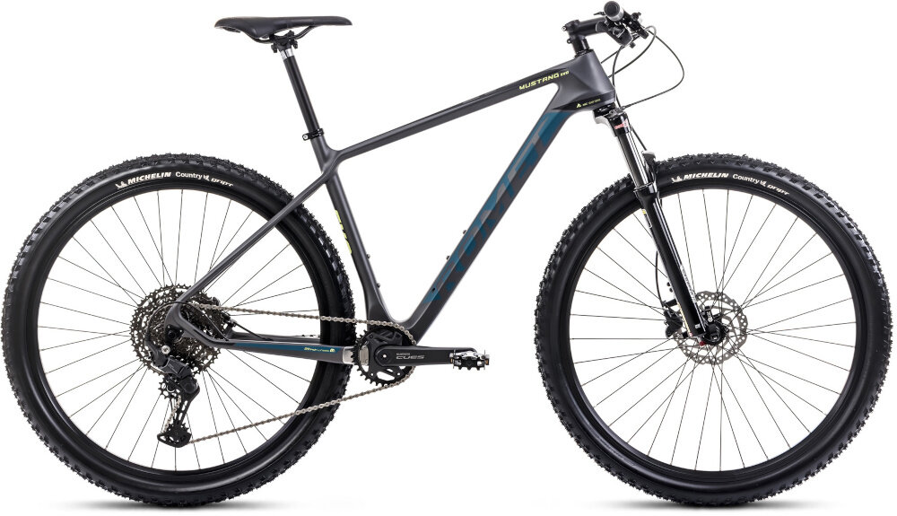 Rower górski MTB ROMET Mustang Evo 2 CS 29170156-B U17 29 cali Grafitowo-granatowy rower na białym tle widoczny z boku rozmazane tło jazda na rowerze pasja hobby