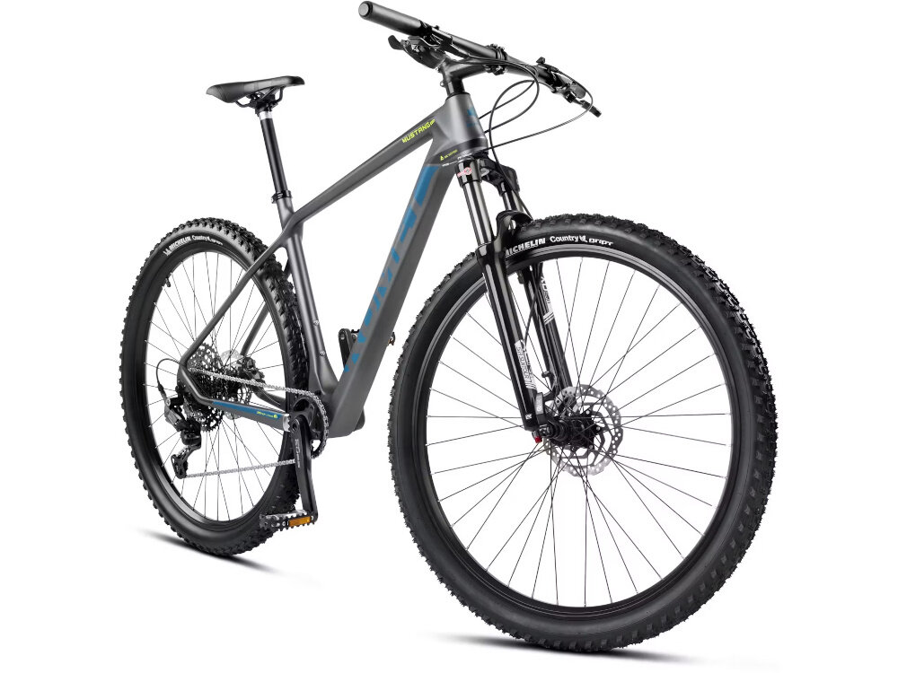 Rower górski MTB ROMET Mustang Evo 2 CS 29170156-B U17 29 cali Grafitowo-granatowy rower na białym tle widoczny od przodu pod skosem rowery MTB „góral” dla sportowców do jazdy wyczynowej dla amatorów zwrotne łatwo wchodzące w zakręty w mieście za miastem w lesie na łatwym i trudnym górskim szlaku w niezbyt grząskim błocie nie za głębokim piachu