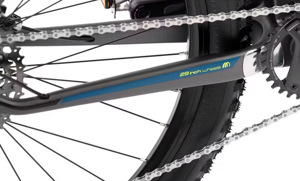 Rower górski MTB ROMET Mustang Evo 2 CS 29170156-B U17 29 cali Grafitowo-granatowy zbliżenie na łańcuch widok pod skosem stalowy łańcuch marki ROMET odpowiednia konstrukcja ogniw wspiera płynną współpracę z kasetą i zębatkami bardziej równomierne przenoszenie mocy mniejsze zużycie pozostałych elementów napędu