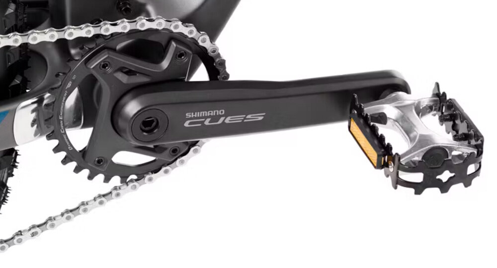 Rower górski MTB ROMET Mustang Evo 2 CS 29170156-B U17 29 cali Grafitowo-granatowy białe tło zbliżenie na korbę i kasetę widok z boku precyzyjny napęd oparty na komponentach SHIMANO 11-biegowa kaseta SHIMANO typu CS-LG400 o szerokim zakresie 11-50T uniwersalność korba SHIMANO CUES typu FC-U6000 30T 170 mm/ 175 mm efektywne przenoszenie mocy płynna i dynamiczna jazda