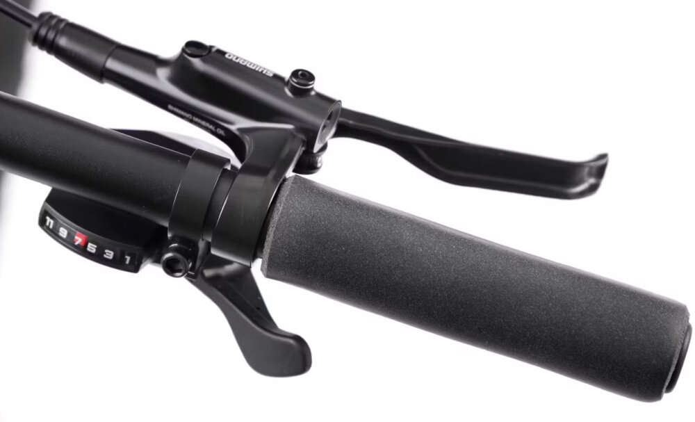 Rower górski MTB ROMET Mustang Evo 2 CS 29170156-B U17 29 cali Grafitowo-granatowy zbliżenie na manetkę kierownicy białe tło widok od przodu kierownica marki ROMET o szerokości 760 mm i średnicy mocowania 31,8 mm ułatwia precyzyjne manewrowanie i omijanie przeszkód aluminiowy wspornik ROMET o długości 90 mm i średnicy 31,8 mm komfort i kontrola