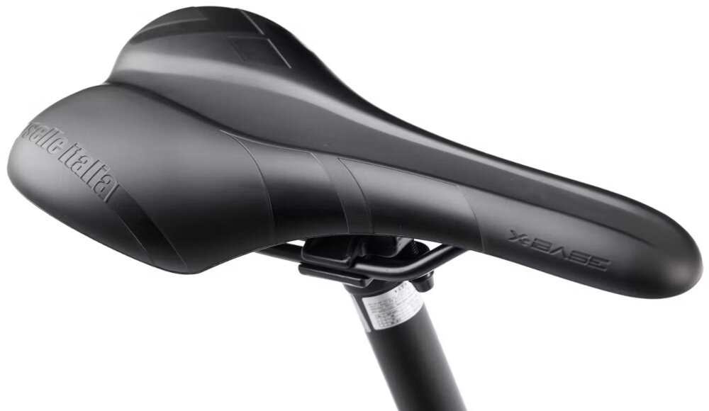 Rower górski MTB ROMET Mustang Evo 2 CS 29190157-C U19 29 cali Grafitowo-granatowy zbliżenie na siodełko widok z lekko pod skosem białe tło siodełko SELLE Italia typu X-Base ergonomiczna konstrukcja dopasowuje się do pozycji użytkownika aluminiowa sztyca siodełka ROMET o średnicy 27,2 mm i długości 350 mm stabilne podparcie możliwość precyzyjnego dopasowania wysokości siedziska