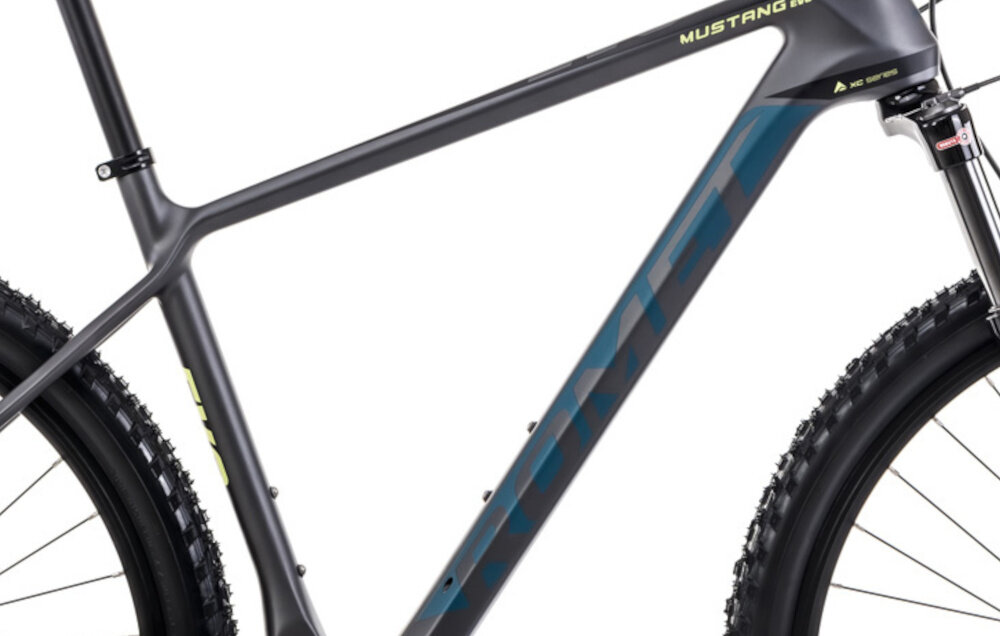 Rower górski MTB ROMET Mustang Evo 2 CS 29190157-C U19 29 cali Grafitowo-granatowy białe tło zbliżenie na ramę widok z boku 19-calowa, karbonowa rama rower niska waga 16 kg łatwo przenieść rower odpowiednia sztywność wybór rozmiaru ramy wzrost mierzony w zrelaksowanej pozycji typ roweru dla osób o wzroście od 170 do 180 cm