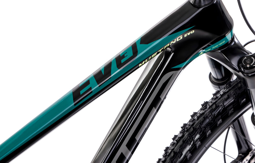 Rower górski MTB ROMET Mustang EVO 3 29170148-A U17 29 cali Czarno-zielony białe tło zbliżenie na ramę widok z boku 17-calowa, karbonowa rama rower niska waga 14 kg łatwo przenieść rower odpowiednia sztywność wybór rozmiaru ramy wzrost mierzony w zrelaksowanej pozycji typ roweru dla osób o wzroście od 165 do 174 cm