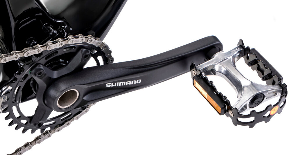Rower górski MTB ROMET Mustang EVO 3 29170148-A U17 29 cali Czarno-zielony białe tło zbliżenie na korbę i kasetę widok z boku lekko pod skosem precyzyjny napęd oparty na komponentach SHIMANO 12-biegowa kaseta SHIMANO Deore typu CS-M6100 o szerokim zakresie 10-51T uniwersalność korba SHIMANO typu FC-MT510 32T 175 mm efektywne przenoszenie mocy płynna i dynamiczna jazda