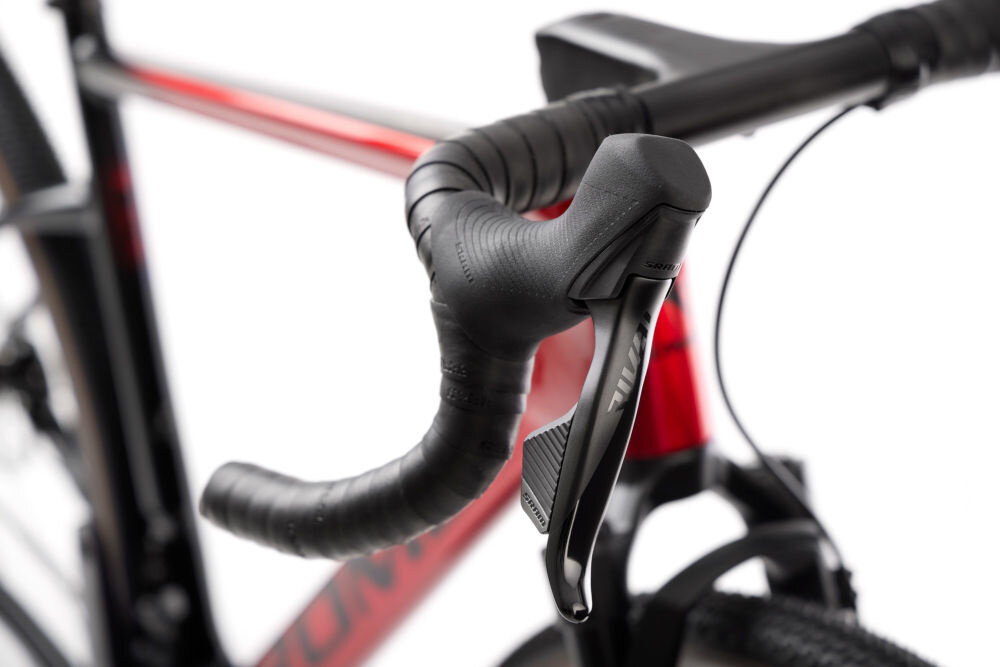 Rower gravel ROMET NYK 3.0 SRAM 28520362-A U20 28 cali męski Czerwono-czarny białe tło zbliżenie na ster stery ROMET płynna praca układu kierowniczego precyzyjne reagowanie na ruchy kierownicą kontrola