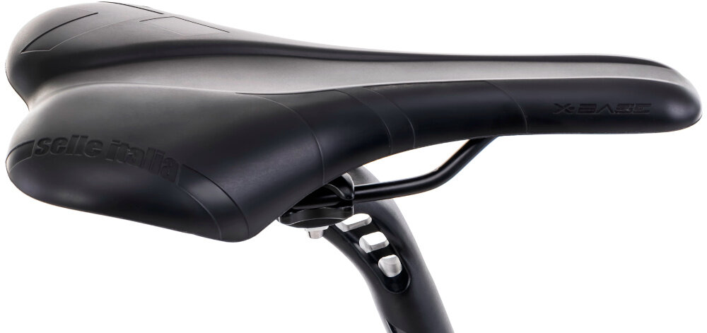 Rower górski MTB ROMET Mustang EVO 3 29190149-A U19 29 cali Czarno-zielony zbliżenie na siodełko widok z lekko pod skosem białe tło siodełko SELLE ROYAL typu X-Base ergonomiczna konstrukcja dopasowuje się do pozycji użytkownika aluminiowa sztyca siodełka ROMET o średnicy 27,2 mm i długości 350 mm stabilne podparcie możliwość precyzyjnego dopasowania wysokości siedziska
