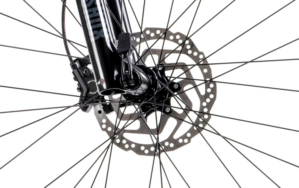 Rower górski MTB ROMET Mustang EVO 3 29190149-A U19 29 cali Czarno-zielony zbliżenie na tarczę hamulcową białe tło podstawa bezpieczeństwa hamulce tarczowe hydrauliczne duża siła hamowania sprawdzają się w każdych warunkach pogodowych i na każdej trasie płyn hamulcowy bardziej precyzyjne określenie mocy hamowania z przodu i z tyłu podwójny pakiet bezpieczeństwa