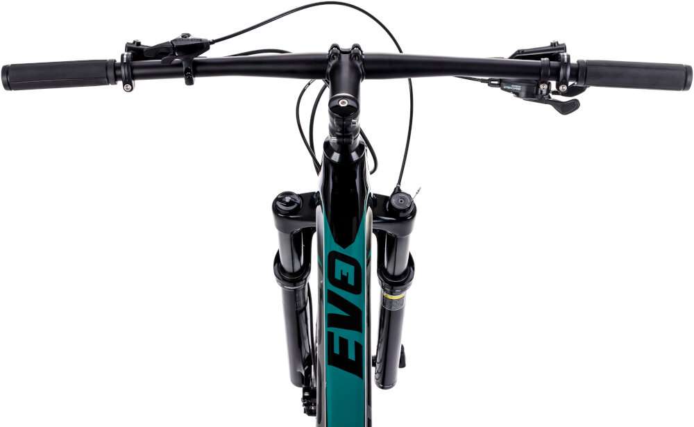 Rower górski MTB ROMET Mustang EVO 3 29190149-A U19 29 cali Czarno-zielony zbliżenie na kierownicę białe tło widok od przodu kierownica marki RMT Components o szerokości 760 mm i średnicy mocowania 31,8 mm ułatwia precyzyjne manewrowanie i omijanie przeszkód aluminiowy wspornik ROMET o długości 90 mm i średnicy 31,8 mm komfort i kontrola