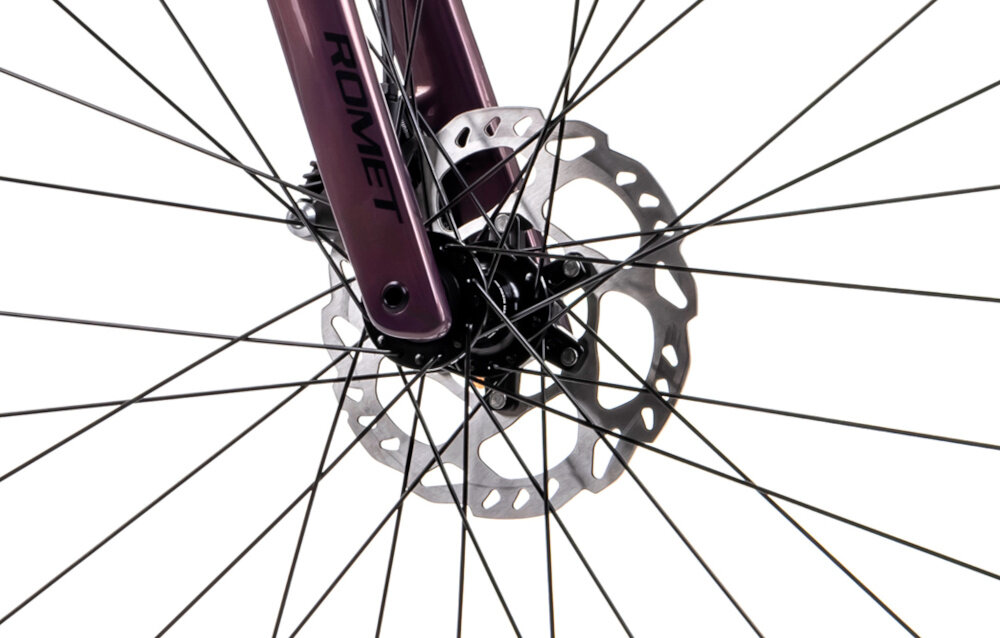 Rower gravel ROMET NYK 2.0 28460099-A U17 28 cali Fioletowy zbliżenie na tarczę hamulcową białe tło podstawa bezpieczeństwa hamulce tarczowe hydrauliczne duża siła hamowania płyn hamulcowy z przodu i z tyłu podwójny pakiet bezpieczeństwa