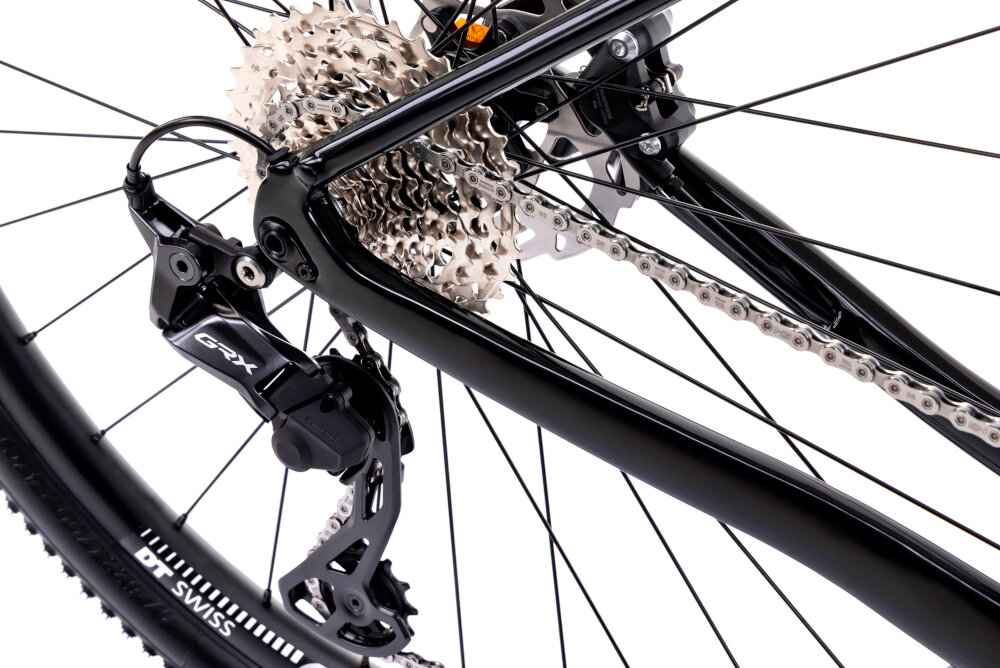 Rower gravel ROMET NYK 2.0 28460099-A U17 28 cali Fioletowy zbliżenie na tylną przerzutkę przerzutki SHIMANO 24 przełożeń duża wytrzymałość sprawne działanie zmiana biegów jest płynna i bezproblemowa przednie i tylne przerzutki SHIMANO GRX RD-RX820 stabilna praca napędu wszechstronność