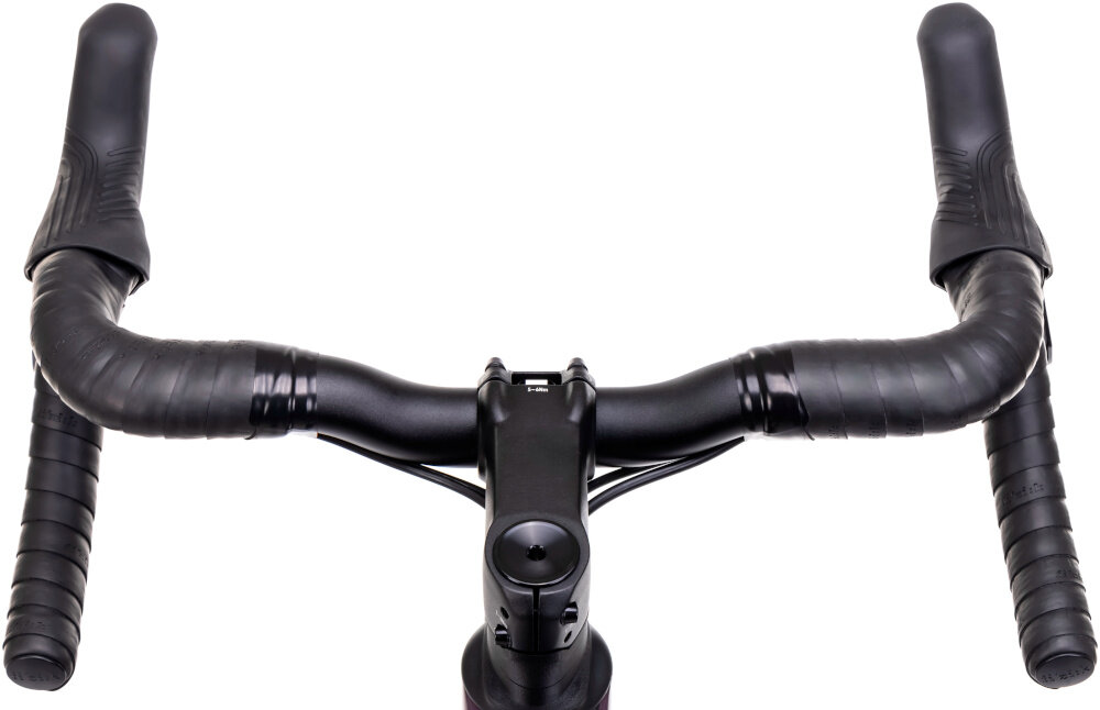 Rower gravel ROMET NYK 2.0 28460099-A U17 28 cali Fioletowy kierownica na białym tle widoczna od przodu białe tło kierownicę ROMET typu RMT Components flare o szerokości 420 mm stabilne i przewidywalne prowadzenie z aluminium odpowiednia sztywność wspiera kontrolę toru jazdy