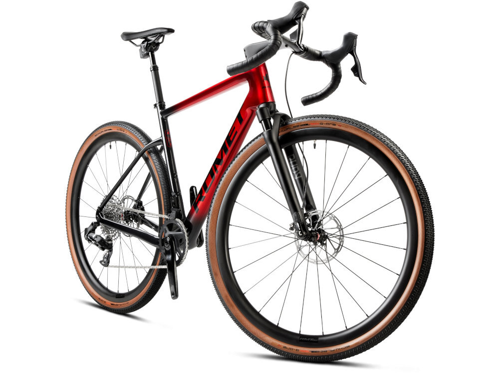 Rower gravel ROMET NYK 3.0 SRAM 28540363-A U21 28 cali męski Czerwono-czarny rower na białym tle widoczny od przodu pod skosem do jazdy asfaltowej trasy szutrowy leśne drogi nierówne ścieżki poza miastem konstrukcja typu gravel szybkość stabilność komfort do codziennych treningów wielokilometrowych wycieczek rekreacyjnych wypraw terenowych