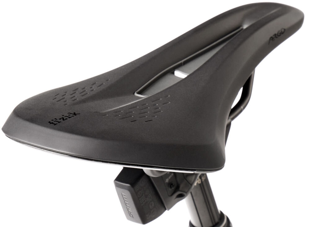 Rower gravel ROMET NYK 3.0 SRAM 28580365-A U23 28 cali męski Czerwono-czarny siodełko na białym tle siodełko FIZIK typu Argo X5 regulowana sztyca SRAM Reverb 27.5 / 350 mm / 50 mm ergonomiczny kształt siodełka odpowiednie podparcie sztyca regulowana umożliwia zmianę wysokości siodełka łatwo dopasować pozycję do aktualnego odcinka trasy