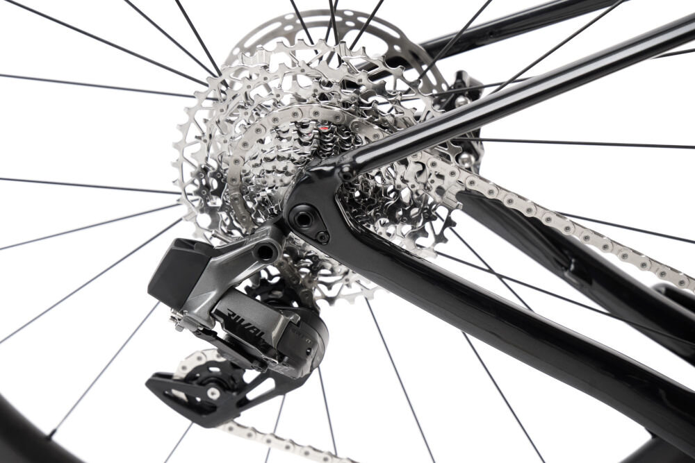 Rower gravel ROMET NYK 3.0 SRAM 28580365-A U23 28 cali męski Czerwono-czarny zbliżenie na przerzutkę białe tło przerzutki marki SRAM 12 przełożeń duża wytrzymałość sprawne działanie zmiana biegów jest płynna i bezproblemowa tylny napęd SRAM typu Rival AXS komfortowa kadencja