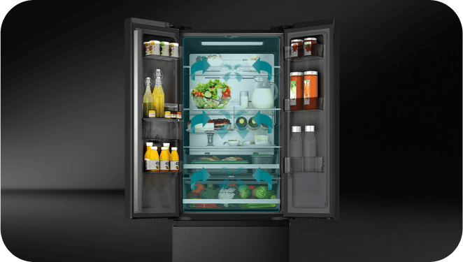 Otwarta lodówka z widocznymi półkami wypełnionymi różnymi produktami spożywczymi, takimi jak butelki, słoiki, warzywa i napoje. Na drzwiach lodówki znajdują się dodatkowe półki z butelkami i słoikami.