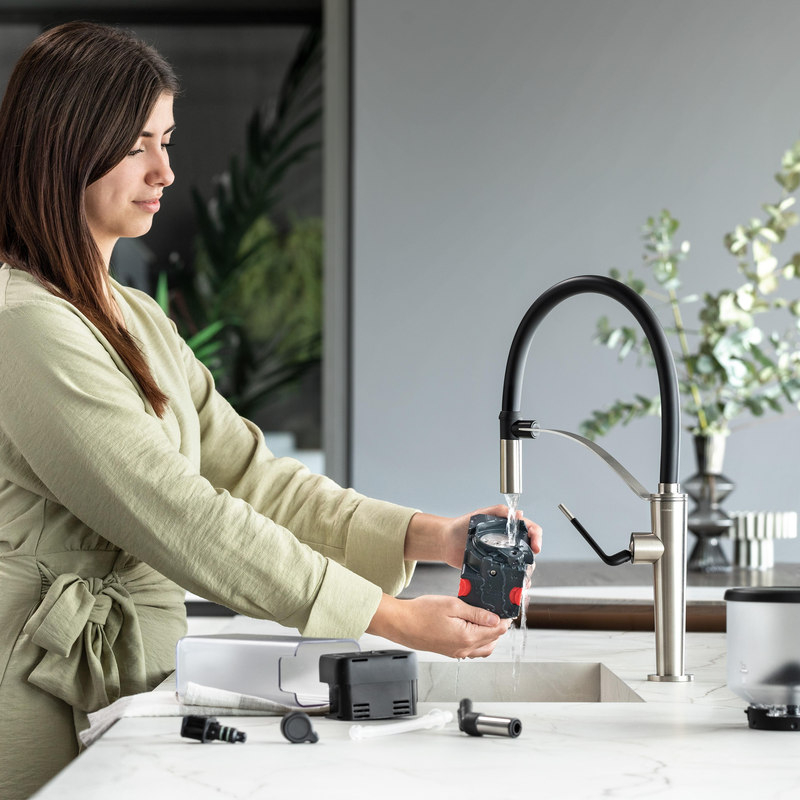 Ekspres DELONGHI Rivelia EXAM 440.55.W Bezproblemowa konserwacja funkcja automatycznego czyszczenia karafki