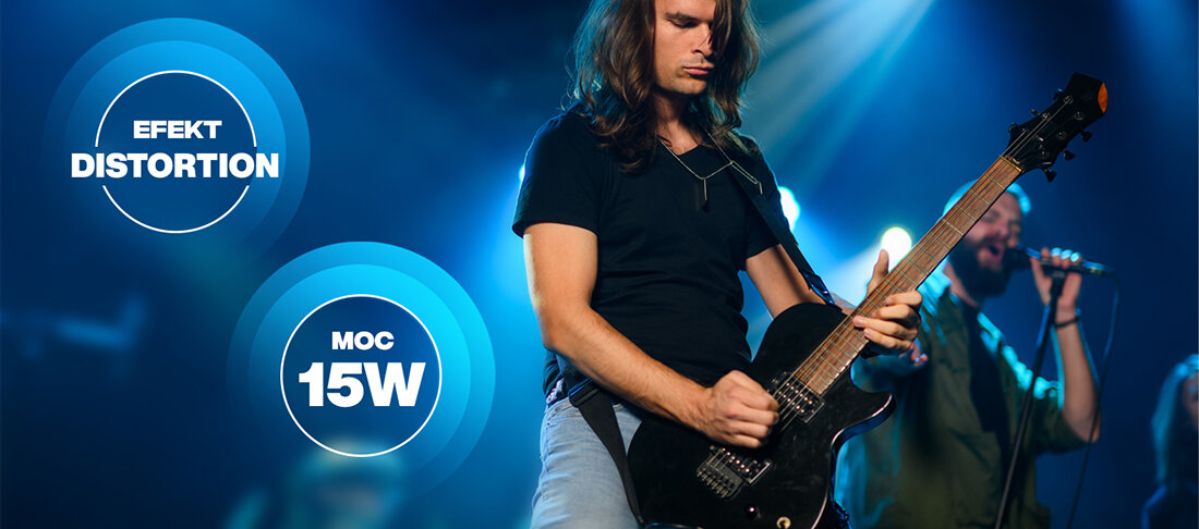 Osoba gra na gitarze elektrycznej na scenie, w tle widoczny jest wokalista. Na obrazie znajdują się napisy: \'EFEKT DISTORTION\' oraz \'MOC 15W\'.