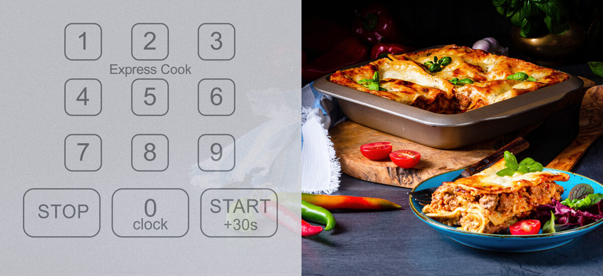 Po lewej stronie widoczny jest panel sterowania z przyciskami numerycznymi i funkcjami \'Express Cook\', \'STOP\', \'clock\', \'START +30s\'. Po prawej stronie znajduje się zapiekanka w naczyniu oraz porcja na talerzu, otoczona dekoracyjnymi warzywami.
