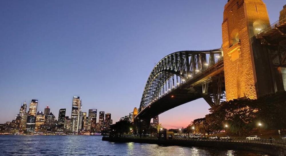 Smartfon XIAOMI Redmi Note 14 Pro 8/256GB 6.67 cali 120Hz Czarny prezentacja zdjęcia zrobionego telefonem podświetlony most panorama miasta przy zachodzie Xiaomi Imaging Engine funkcje AI rozszerzenie możliwości aparat 200 MP dokładność detali bogactwo kolorów 2 i 4-krotny zoom klasy optycznej algorytm RAW