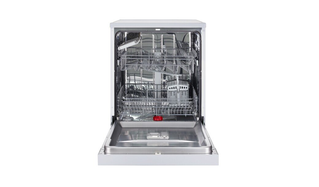 Otwarta zmywarka z widocznymi dwoma koszami na naczynia i miejscem na sztućce. Wnętrze wykonane ze stali nierdzewnej, z widocznym czerwonym elementem na dolnym koszu.