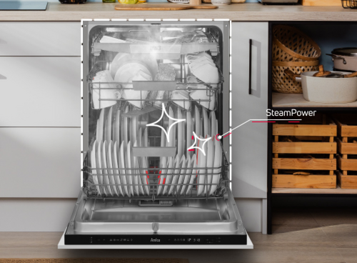 Otwarta zmywarka z widocznymi naczyniami w środku, z efektem pary i oznaczeniem \'SteamPower\'. Na panelu zmywarki widoczne jest logo \'Amica\'.