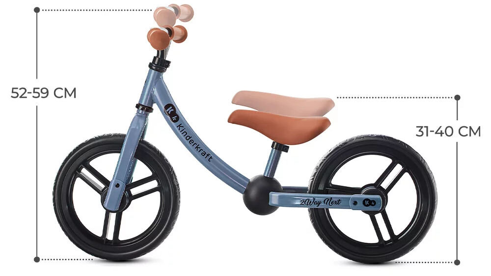Rowerek biegowy 2WAY NEXT 2022 BLUE niebieski rowerek brązowe siodełko gumowe uchwyty wymiary białe tło  przedstawiona regulacja białe tło rozwija się razem z Twoim dzieckiem Regulowane siodełko (zakres 26–28 cm) za pomocą praktycznego klucza imbusowego przez wiele lat wspieranie rozwoju motorycznego dziecka o wzroście od 80 cm wyjątkowy komfort jazdy praktyczność troska o zdrowy rozwój dziecka 