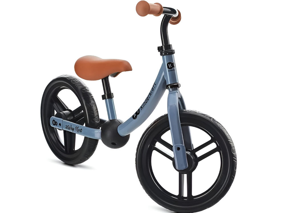 Rowerek biegowy 2WAY NEXT 2022 BLUE niebieski rowerek stoi bokiem brązowe siodełko gumowe uchwyty białe tło zabawa i nauka rozwijanie równowagi doskonalenie koordynacji ruchowej odpychanie się nóżkami wzmocnienie mięśni nóg starannie zaprojektowana konstrukcja bezpieczne komfortowe warunki naturalny sposób   