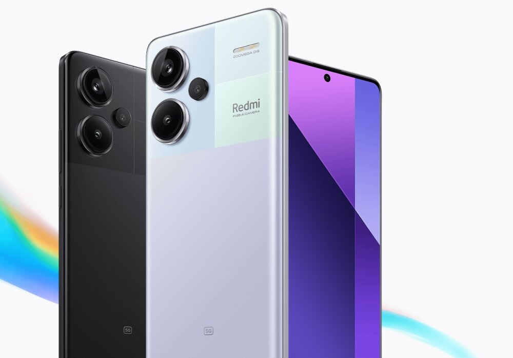 Na obrazie widoczne są dwa smartfony z trzema aparatami z tyłu, jeden w kolorze czarnym, drugi w jasnym odcieniu. Na jasnym telefonie widnieje napis \'Redmi\' oraz logo \'5G\'.