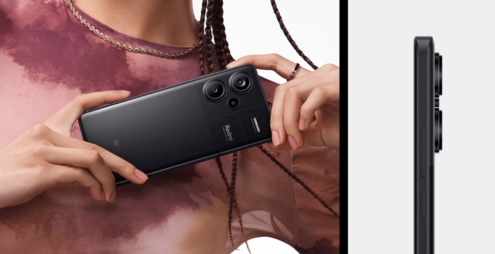 Osoba trzyma czarny smartfon z trzema aparatami na tylnej obudowie, z widocznym napisem \'Redmi\'. Obok znajduje się boczny widok urządzenia, ukazujący jego grubość i przyciski.