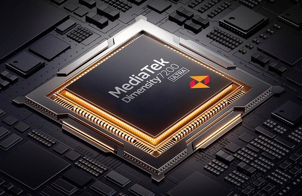 Obraz przedstawia procesor z napisem \'MediaTek Dimensity 7200 ULTRA\' na tle płyty głównej z widocznymi elementami elektronicznymi.