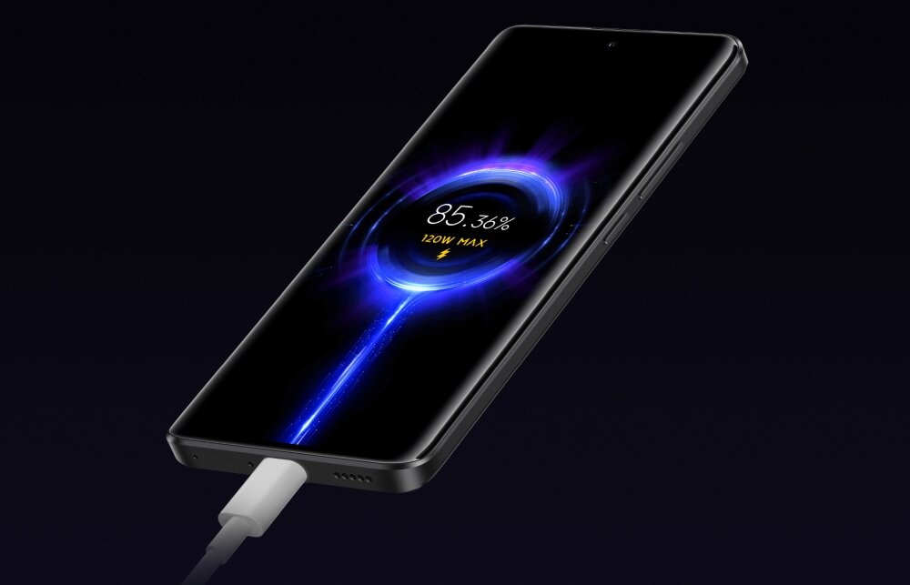 Smartfon z podłączonym kablem ładowania wyświetla na ekranie wskaźnik ładowania na poziomie 85.36% oraz napis \'120W MAX\'.