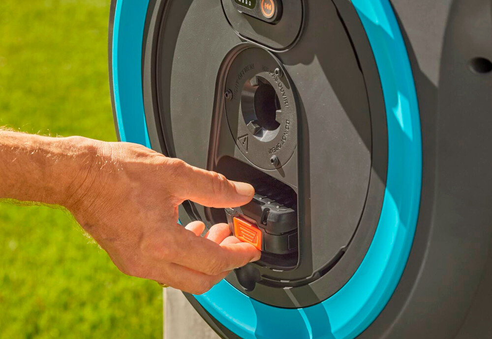 Bęben naścienny GARDENA PowerRoll XL 18640-20 system akumulatorowy GARDENA Power For All akumulator systemowy pojemnosc 1,5 Ah ladowarka P4A Al 1810 CV gotowy do pracy akumulator do zwijania weza