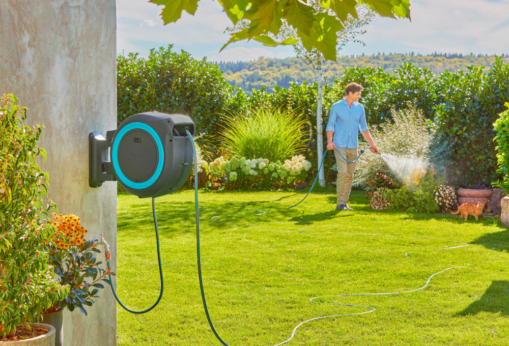 Bęben naścienny GARDENA PowerRoll XL 18640-20 waz dlugosc 35 metrow srednica 13 mm obrot bebna w zakresie 180 stopni obrot w kierunku osoby podlewajacej zapobiega skrecaniu sie weza