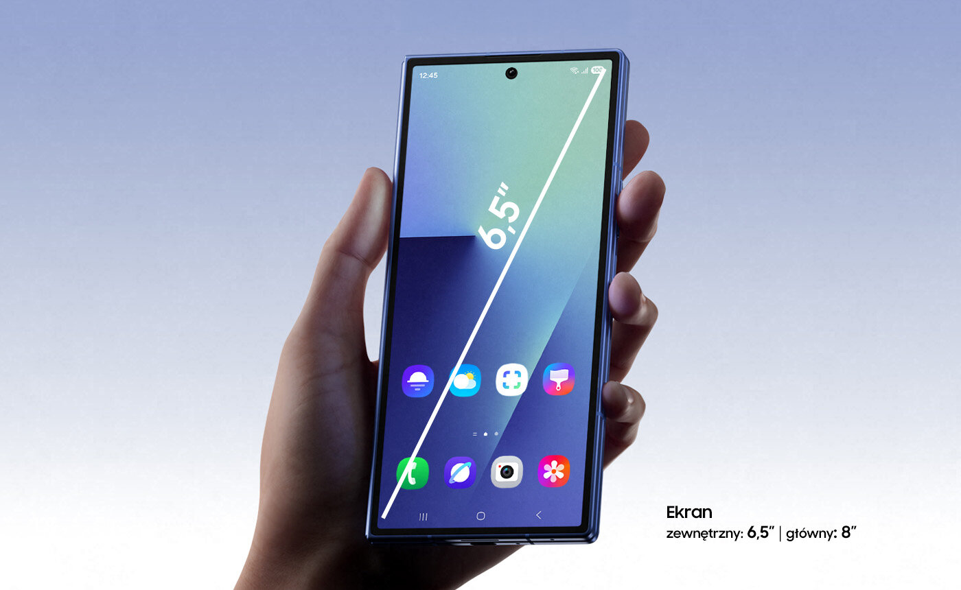 Galaxy Z Fold7 widoczny w dłoni. Zewnętrzny ekran przechodzi z ciemnego w jasny.