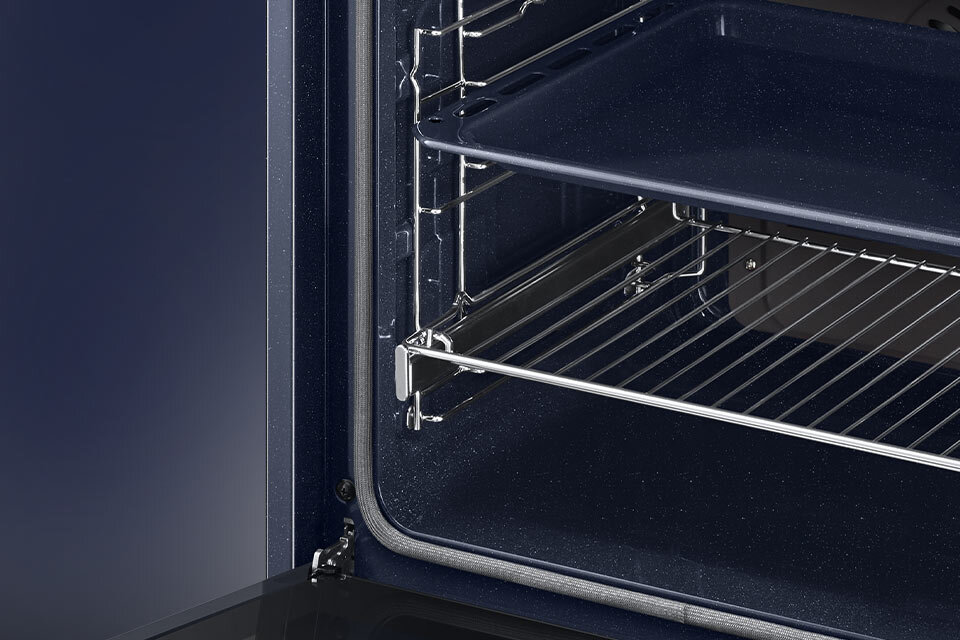 na zdjęciu widać blachę i ruszt umieszczone we wnętrzu piekarnika