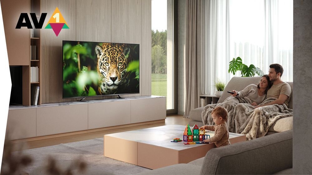 SHARP 55JM6745E AV1 kodek streaming internet jakość obrazu, osoby siedzące na kanapie oglądające telewizje