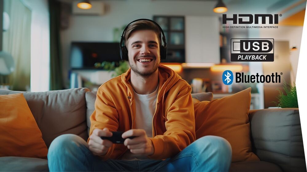 SHARP 55JM6745E HDMI 2.1 USB Bluetooth eARC ALLM złącza, osoba siedząca na kaapie