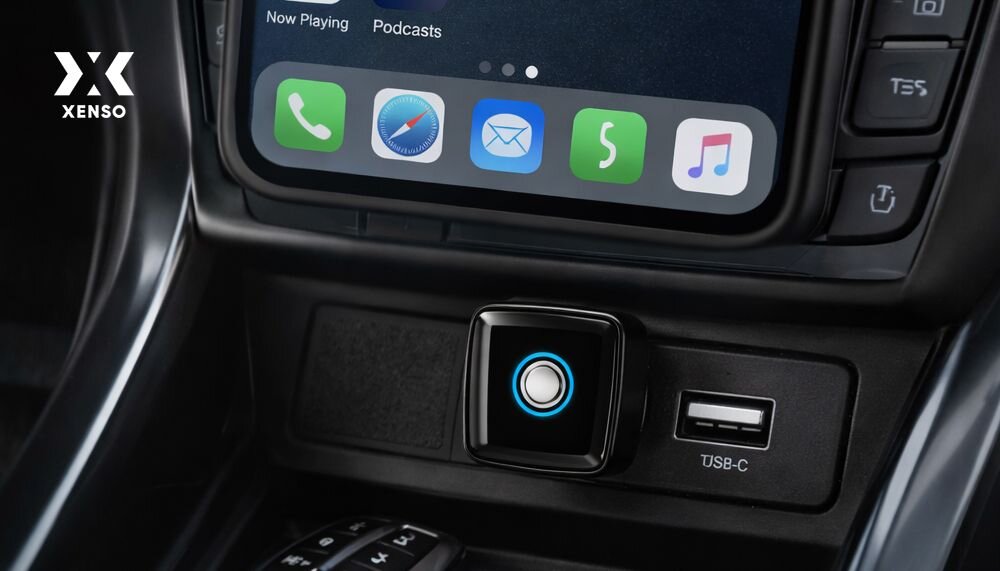 Adapter XENSO B5 szybkie parowanie Bluetooth WiFi automatyczne łączenie CarPlay Android Auto, adapter wpięty w gniazdo USB