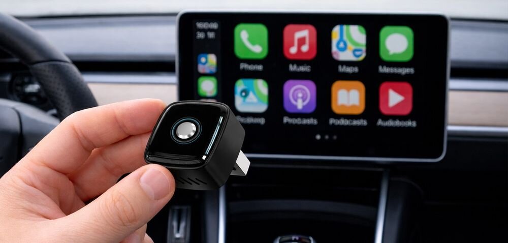 Adapter XENSO B5 kompatybilność iOS 10 Android 11 CarPlay fabryczny system auta bez instalacji, osoba trzymająca adapter w ręku