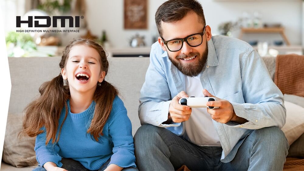 Telewizor SHARP 55HK4745E HDMI 2.1 eARC ALLM konsola komputer soundbar, ludzie siedzący na kanapie
